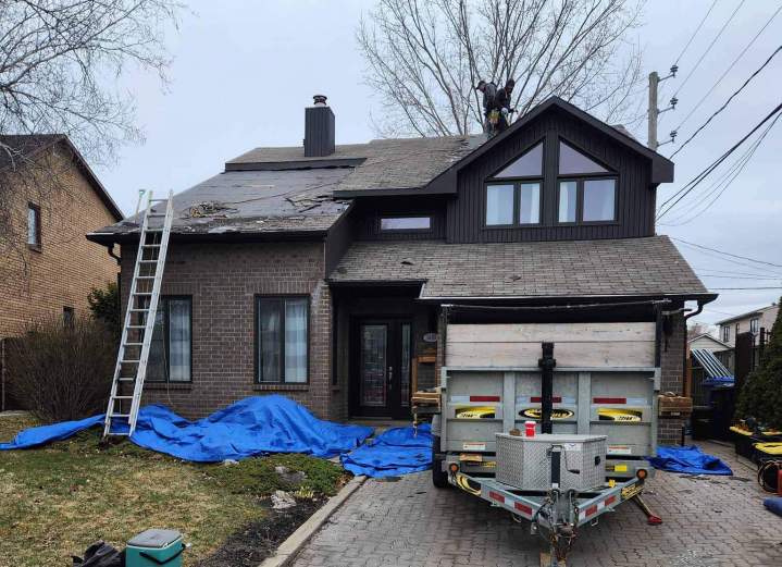 Réparation des toitures des bâtiments résidentiels et professionnels.